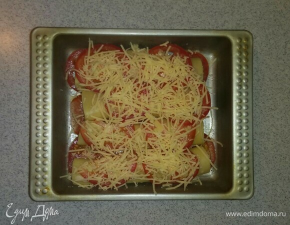 Оставшиеся 2/3 сыра натереть на средней терке и затем посыпать им слой помидоров с чесноком. Разогреть духовку до 180°C и поставить в нее форму на 15 минут (время зависит от вашей духовки). Приятного аппетита!