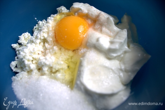 Вбить яйцо + соль, сахар, ваниль.