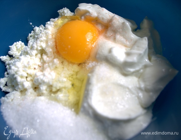 Вбить яйцо + соль, сахар, ваниль.