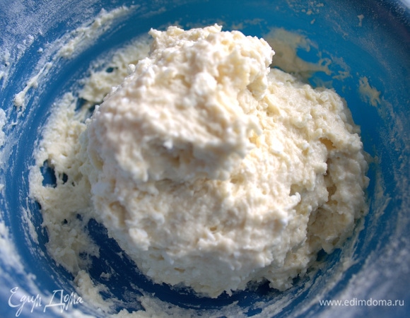 Замесить нежное тесто, не забивать мукой.