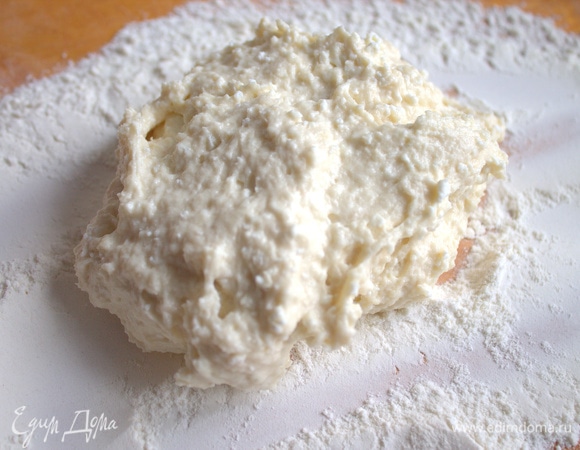 Перенести тесто на доску с мукой.