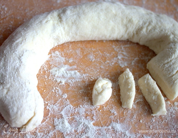 Для удобства половину теста скатать в колбаску.