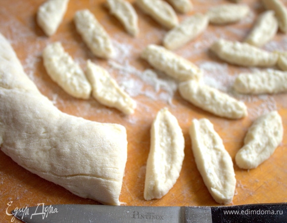 И отрезать по кусочку. Муку подсыпаем, чтобы срез не прилип.