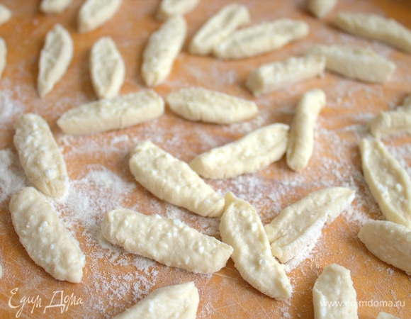 Заготовки в таком виде можно заморозить на доске, потом сложить в пакет.