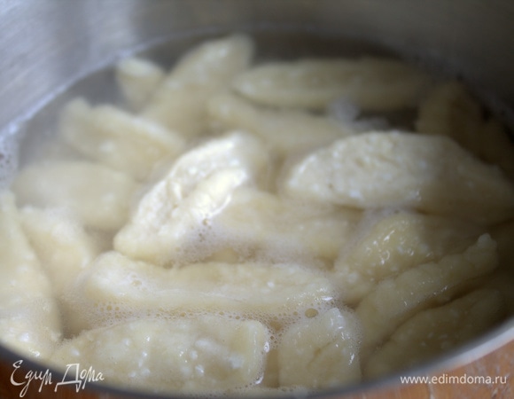 Нагреть воду и в кипяток опускать вареники.