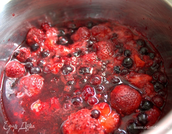 Для соуса засыпать ягоды в кастрюльку с толстым дном. Томим на маленьком огне, пока ягоды не пустят сок.
