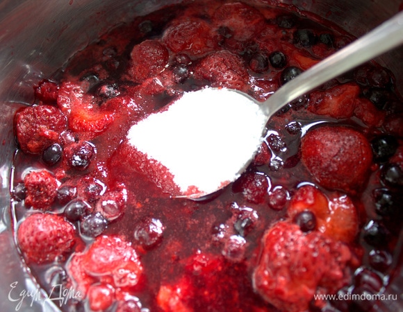 Всыпать ваниль и сахар по вкусу.