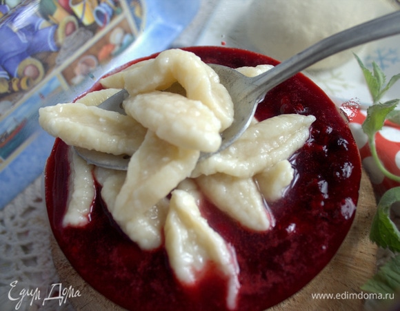 Перенести готовые варенички в теплый соус.