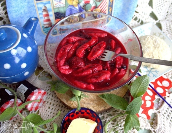 Можно подать со сметаной, но и так они самодостаточные.