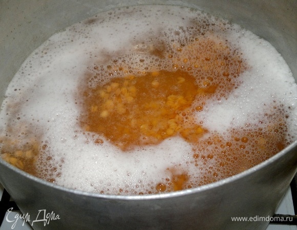 Воду вскипятить, всыпать чечевицу и сварить до готовности (не переварить!). Куриную печень тщательно помыть, обсушить бумажными полотенцами. При необходимости нарезать на более мелкие кусочки.