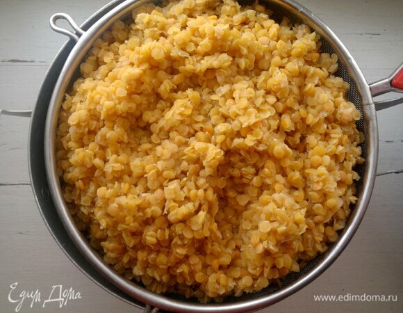 Вареную чечевицу откинуть на дуршлаг для стекания жидкости. Затем выложить чечевицу в подогретую тарелку и сохранять в тепле.