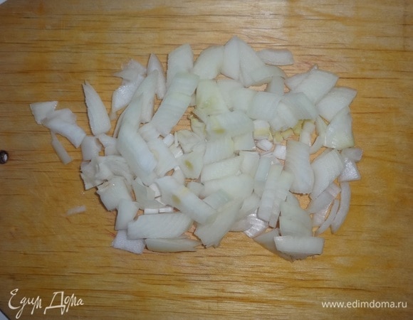 Лук почистить, нарезать кубиками.
