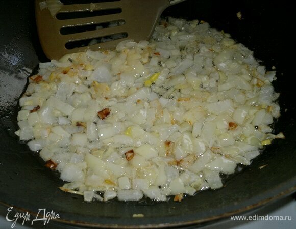 В сковороде разогреть половину растительного масла. Обжарить на нем лук до мягкости и румяного цвета.