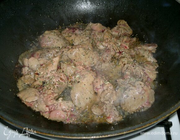 Долить оставшееся масло, хорошо разогреть его. Положить в сковороду печенку, посыпать сушеным тимьяном, перцем.