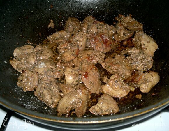 Обжарить печенку до готовности. В конце приготовления посолить.