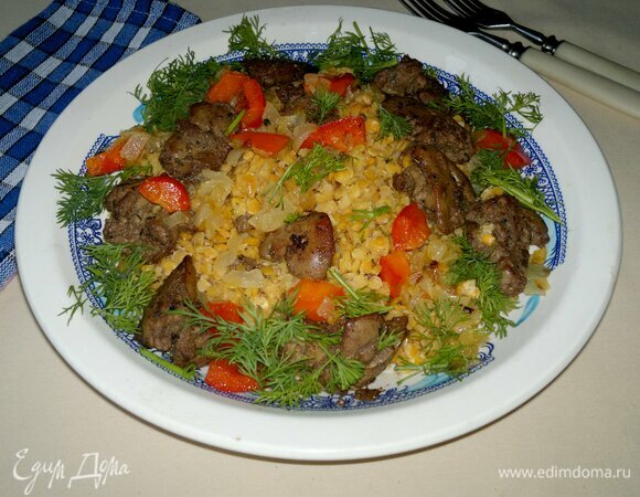 В тарелку с чечевицей выложить лук с перцем и печенку вместе с маслом, перемешать. Украсить салат свежим укропом. Подать салат к столу.