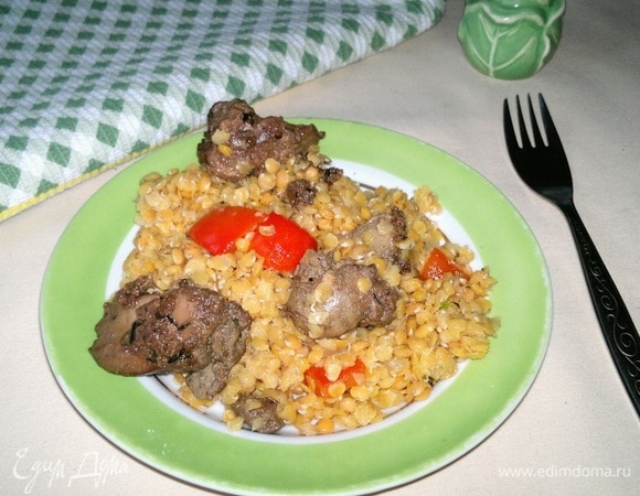 Разложить теплый салат из чечевицы с куриной печенкой по порциям. Угощайтесь! Приятного аппетита!