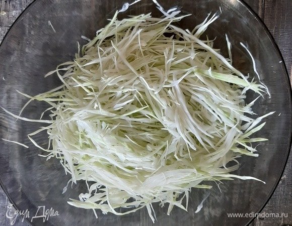 Капусту шинкуем как можно мельче, солим и мнем так, будто месим тесто, пока капуста не станет мягкой и не перестанет держать форму.