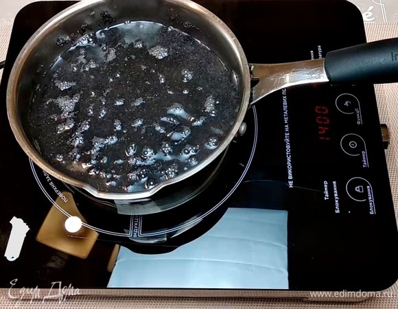 Мак промыть. Залить кипятком. Поставить на огонь, довести до кипения. Оставить на 40 минут для набухания.