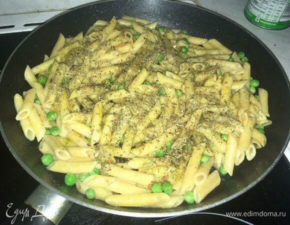 Добавляем все сухие специи: соль, черный перец, чесночный порошок, базилик. Перемешиваем, не закрывая крышкой, выпариваем жидкость, если такая еще осталась. Убавляем огонь до минимального.