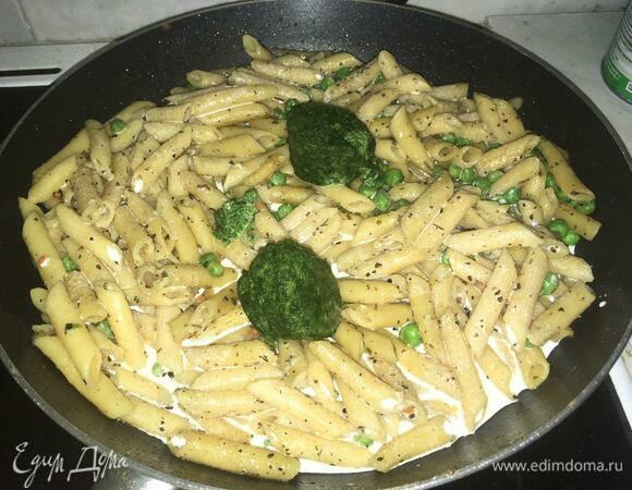 Добавляем сливки и шпинат, закрываем крышкой на 5 минут.