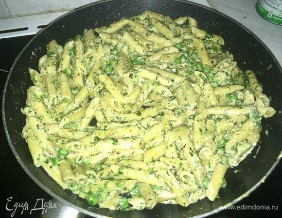 Перемешиваем сливки и шпинат с макаронами. Сливки должны немного покипеть и слегка загустеть. Выключить огонь, закрыть крышкой и дать постоять 10 минут.