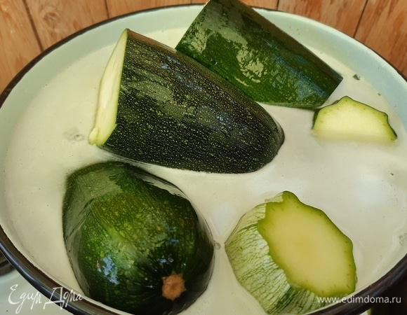 Берем целые кабачки (если большие, то разрезаем пополам), отрезаем хвостики, кладем в кастрюлю, заливаем водой полностью, солим хорошо, прижимаем тарелкой и ставим на огонь. Как только вода закипит, варим 10–15 минут, чтобы кабачки полностью были в воде, они должны стать вареными наполовину. Если кабачки молодые, то им достаточно и 5 минут «попариться».