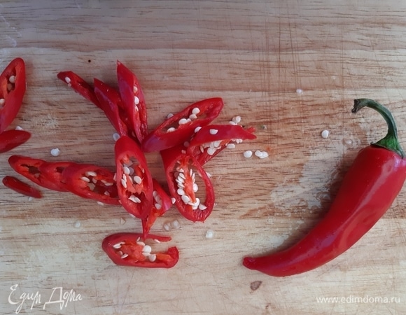 Режем кольцами вместе с семечками острый перец (лучше это делать в перчатках).