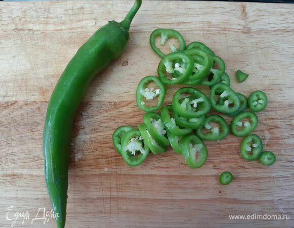 Нарезать острый перец кольцами с семечками. Я люблю поострее, поэтому я добавляю два вида острого перца.