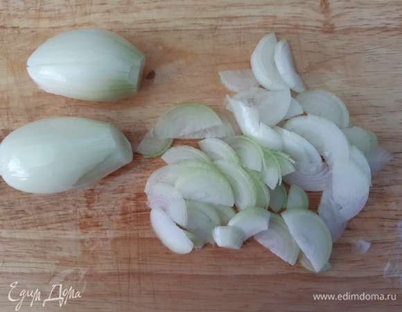 Лук — полукольцами.