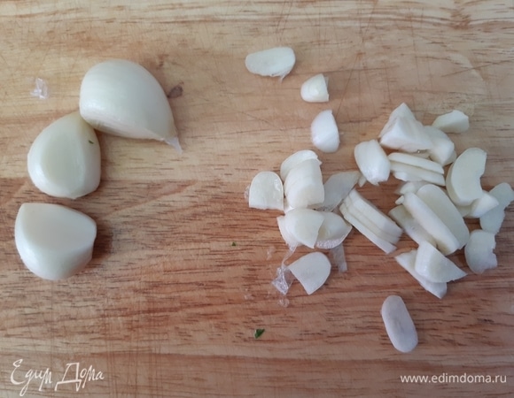 Чеснок — пластинами.