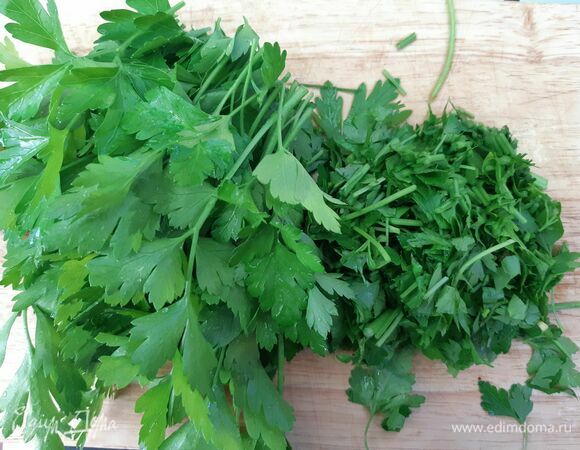 Зелень шинкуем.