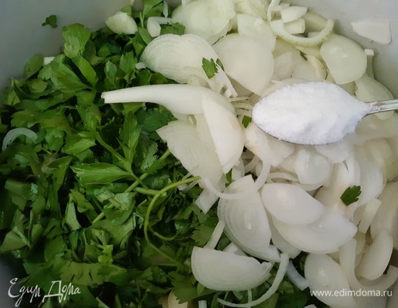 Складываем все в одну емкость, лучше в эмалированную кастрюлю. Добавляем соль, сахар.