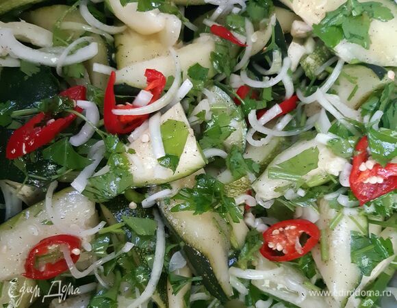 Все аккуратно перемешать руками. Поставить в холодильник на ночь. Утром можно достать и кушать. Можно делать по этому рецепту, но с баклажанами. Приятного аппетита!