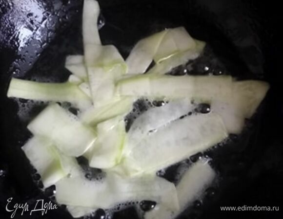 Пасту отварить согласно инструкции на упаковке. Кабачки вымыть и обсушить бумажным полотенцем. Нарезать на тонкие ленты овощечисткой. Эти ленты нарезать на небольшие полоски. Обжарить на растительном масле 2 минуты. Посолить и поперчить. Сливки смешать с молоком и бульоном. У базилика оборвать листики, залить 5 ст. л. смеси и сделать пюре в блендере.