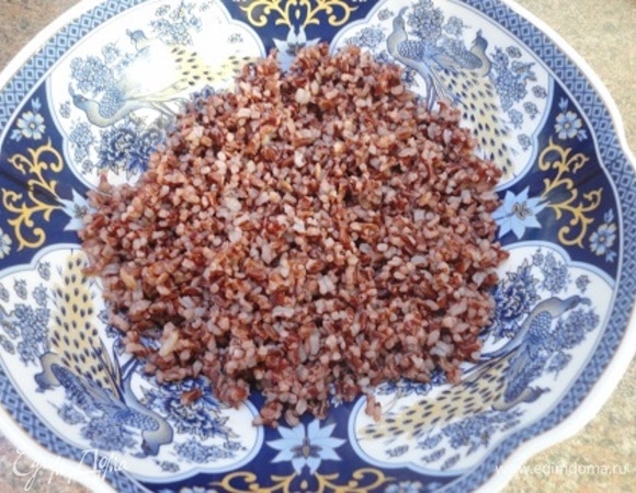 Отварите рис до готовности и откиньте на дуршлаг. Выложите в салатницу.