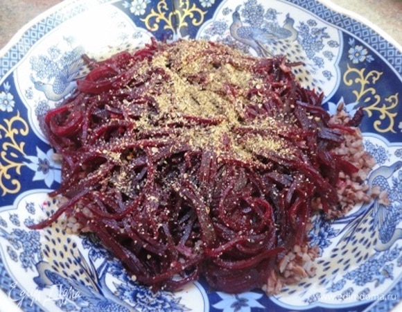 Очищенную свеклу нарежьте тонкой соломкой или натрите. Выложите к рису и полейте винным уксусом или гранатовым соком. Посыпьте специями.