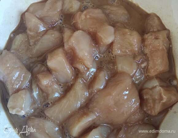 Куриное филе нарезать на небольшие кусочки (кубики или полоски). Приготовить маринад: смешать соевый соус, вино и крахмал. Все хорошенько перемешать, чтобы не было комочков. Залить курицу маринадом и оставить на 30 минут.