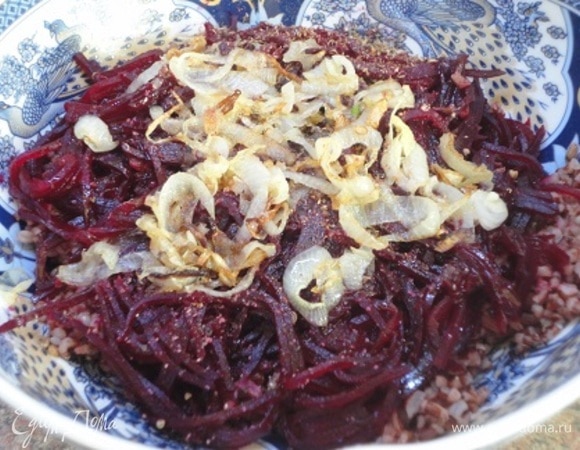 Зажаренный чеснок уберите и добавьте в сковороду лук. Посолите и обжарьте, помешивая, до золотистого цвета. Вылейте горячее масло с луком на специи и через пару минут перемешайте.