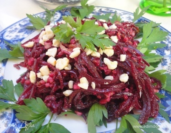 Подавайте салат, посыпав его орехами (у меня поджаренный, очищенный от кожицы и измельченный арахис) и зеленью.