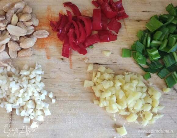 Перец чили очистить от семян, нарезать, мелко порубить чеснок, имбирь (у меня кусочек 3 см) и зеленый лук. Подготовить арахис.