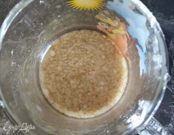 Приготовить соус: смешать соевый соус, рисовый уксус, устричный соус, кунжутное масло и сахар. Добавить крахмал и все хорошо перемешать.