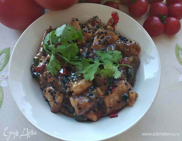 В раскаленном в воке масле обжарить перец чили 5 секунд, добавить чеснок и имбирь. Обжаривать 15 секунд. Добавить курицу и обжаривать 2–3 минуты. Добавить лук и перемешать. Влить соус и обжаривать еще 2 минуты. Добавить арахис и прогреть. Подавать можно с рисом, посыпав зеленым луком или кунжутом. У меня черный. Но это неважно. Вкусная, сочная и ароматная курица готова. Приятного аппетита!