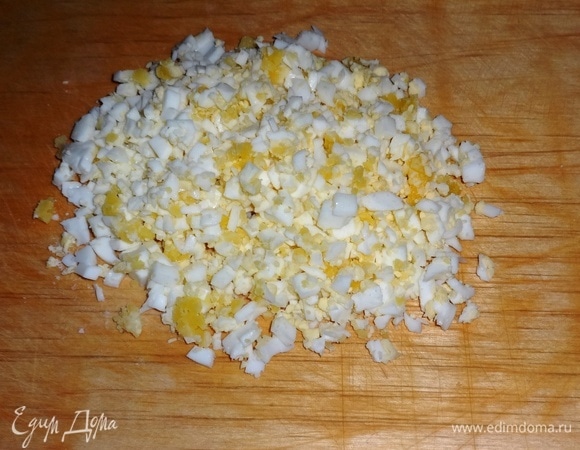 Яйца отварить вкрутую. Охладить в холодной воде, почистить и нарезать мелкими кубиками.