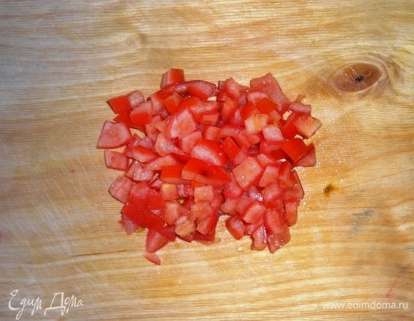 Красный сладкий перец очистить от семян и перегородок. Перец вымыть, обсушить бумажным полотенцем, нарезать мелкими кубиками.