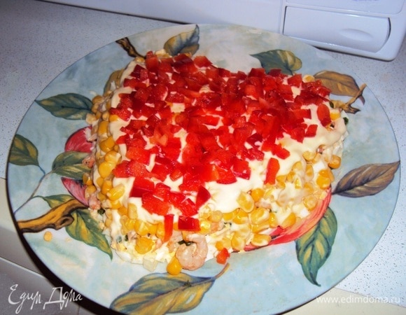 Продукты выложить на плоское блюдо слоями, придавая форму сердца: яйца, креветки, зеленый лук, кукуруза, перец. Каждый слой смазывать небольшим количеством майонеза. Последним выложить слой риса. Также смазать майонезом. Украсить салат сердечками, вырезанными из перца, розами из вареной моркови, креветками, веточками укропа. Поставить салат на 2 часа в холодильник.