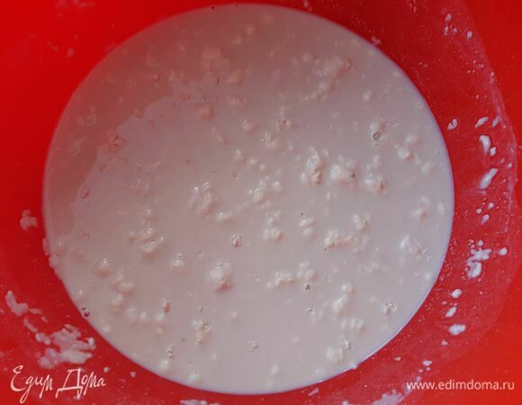 Берем емкость, в которой будем замешивать тесто. Вливаем теплое молоко и воду, добавляем дрожжи, сахар, соль и 2 ст. л. муки. Размешиваем и оставляем на 10–15 минут.