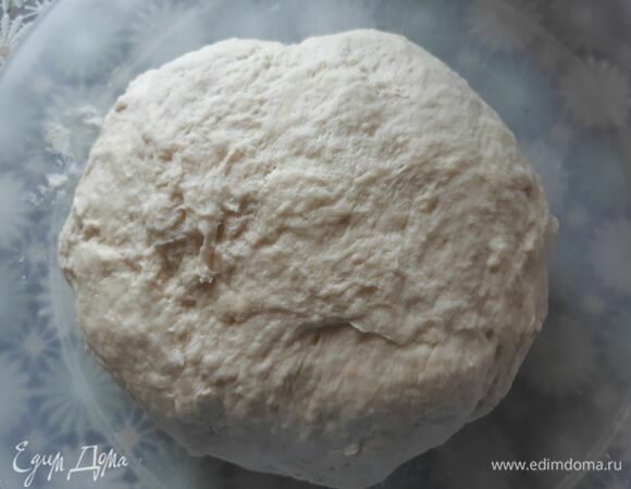 Как только мы увидим, что заработали дрожжи, добавляем оставшуюся муку, масло растительное и замешиваем тесто. Тесто должно отходить от рук, но не должно быть очень плотным Ставим в теплое место на 1 час.