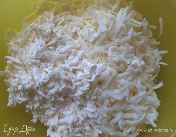 Когда подходит тесто, можно сделать начинку. Трем на терке сулугуни и адыгейский сыр, добавляем молоко. Начинка готова.