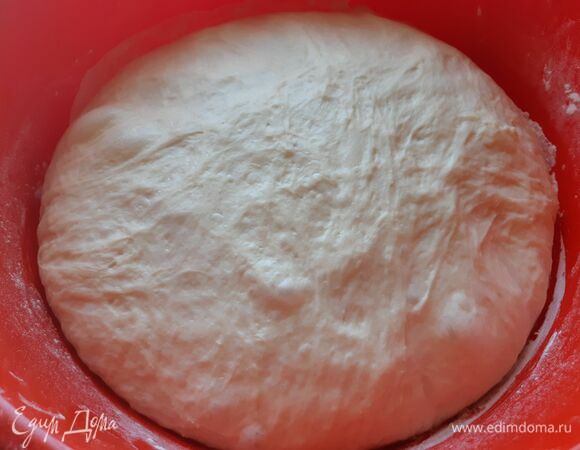 Когда тесто готово, делим его на две равные части.